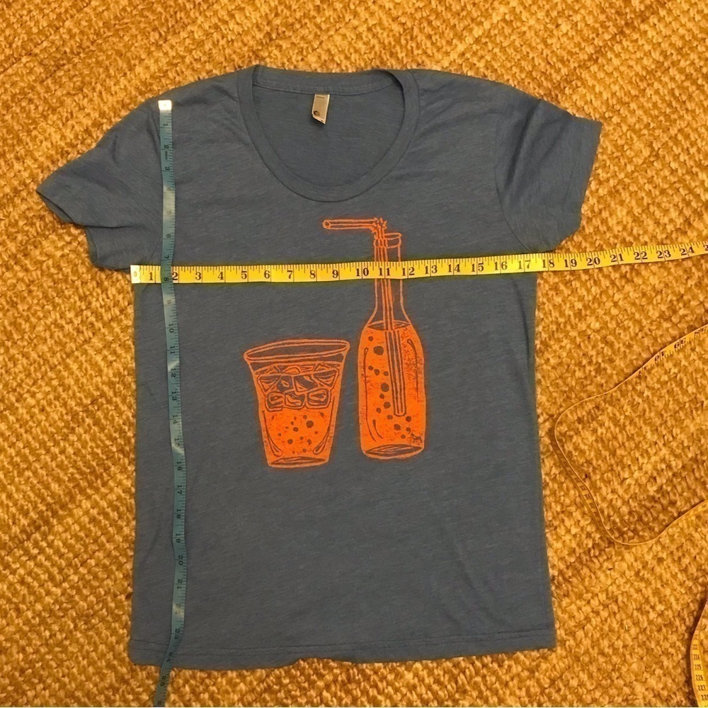 𝅺american Apparel men’s XL blue t-shirt. Unique bottle and glass graphic - Picture 5 of 5